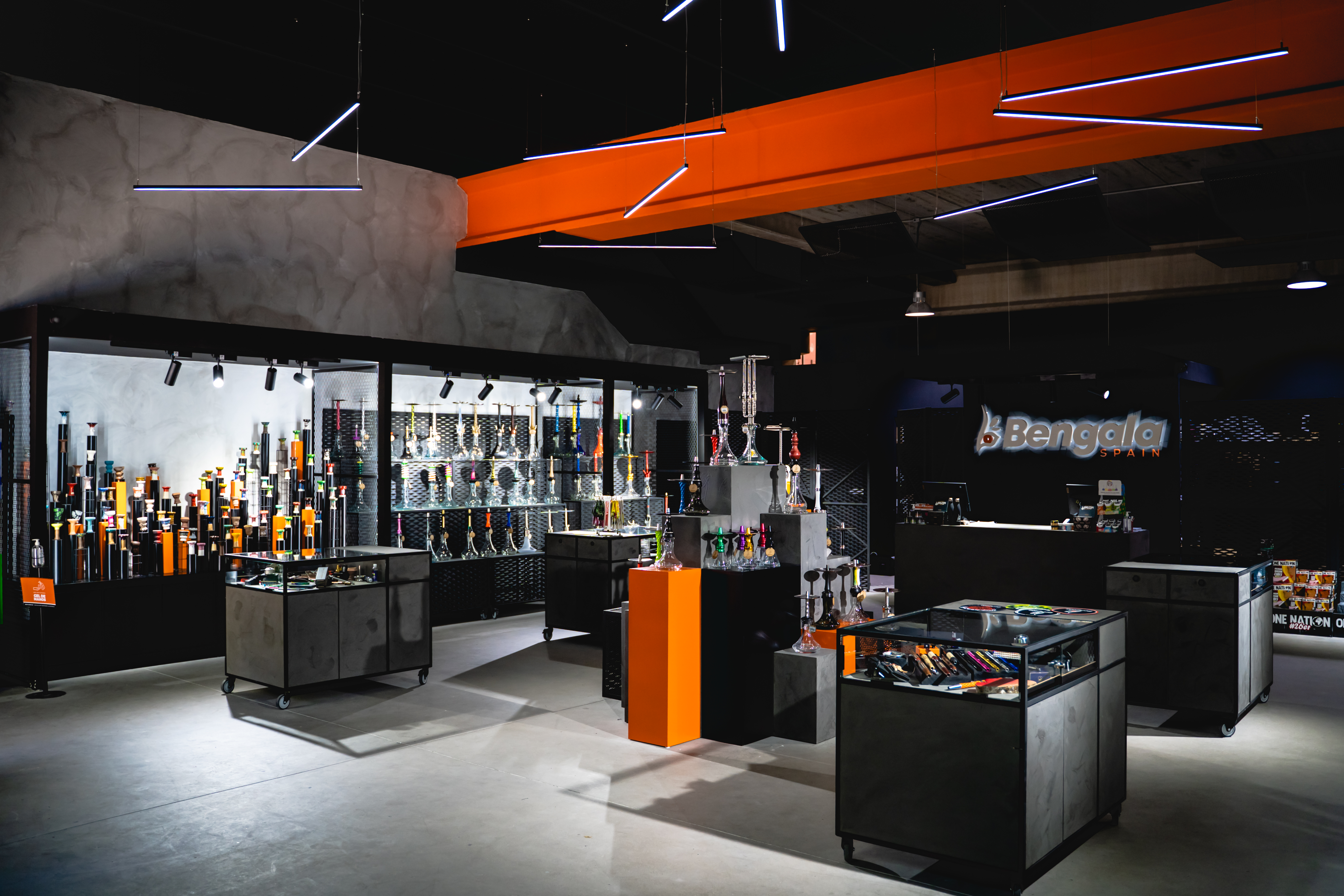 Interior de tienda con exposición de productos